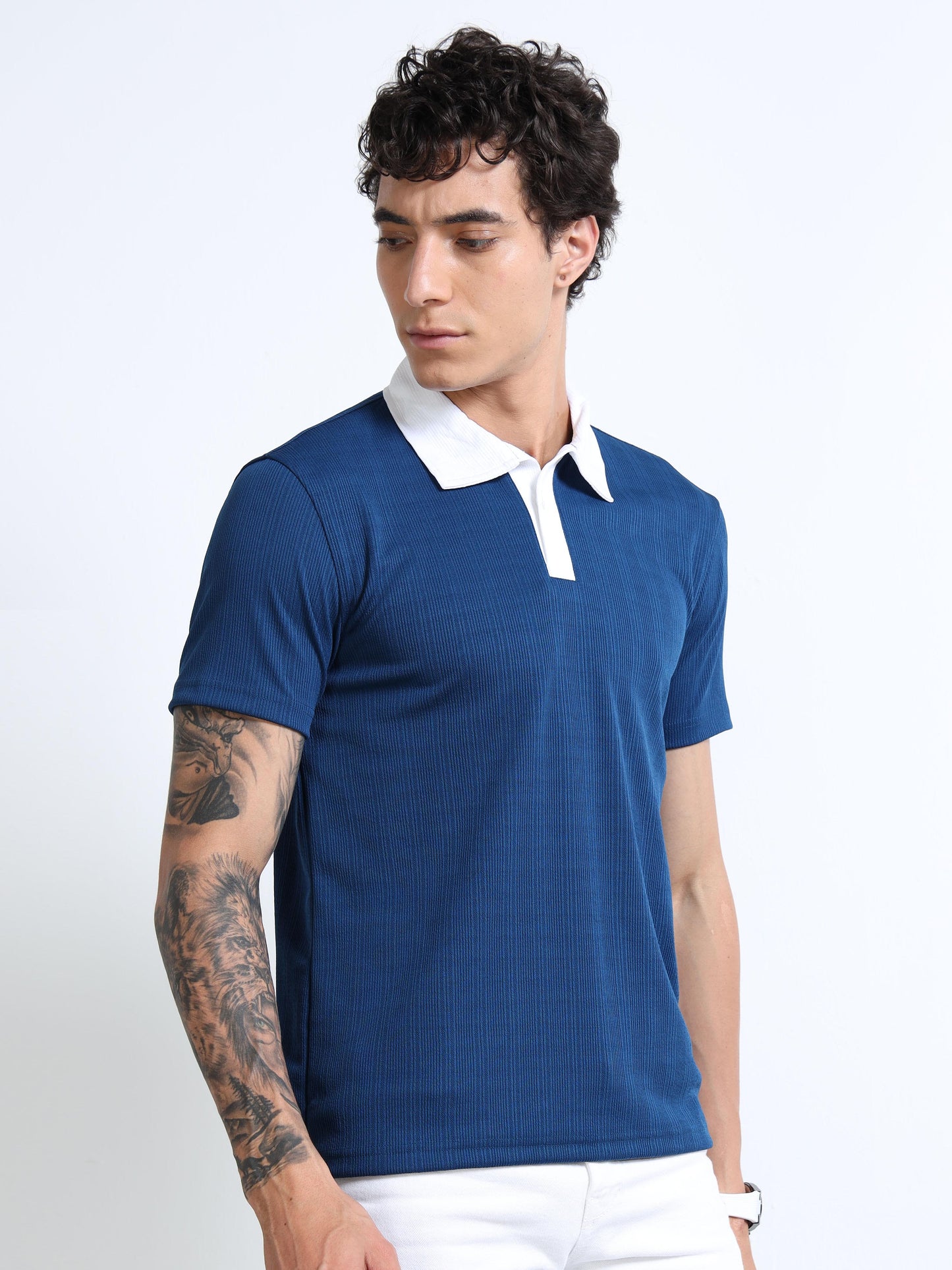 Men’s Contrast-Collar Textured Polo – Royal Blue/White
