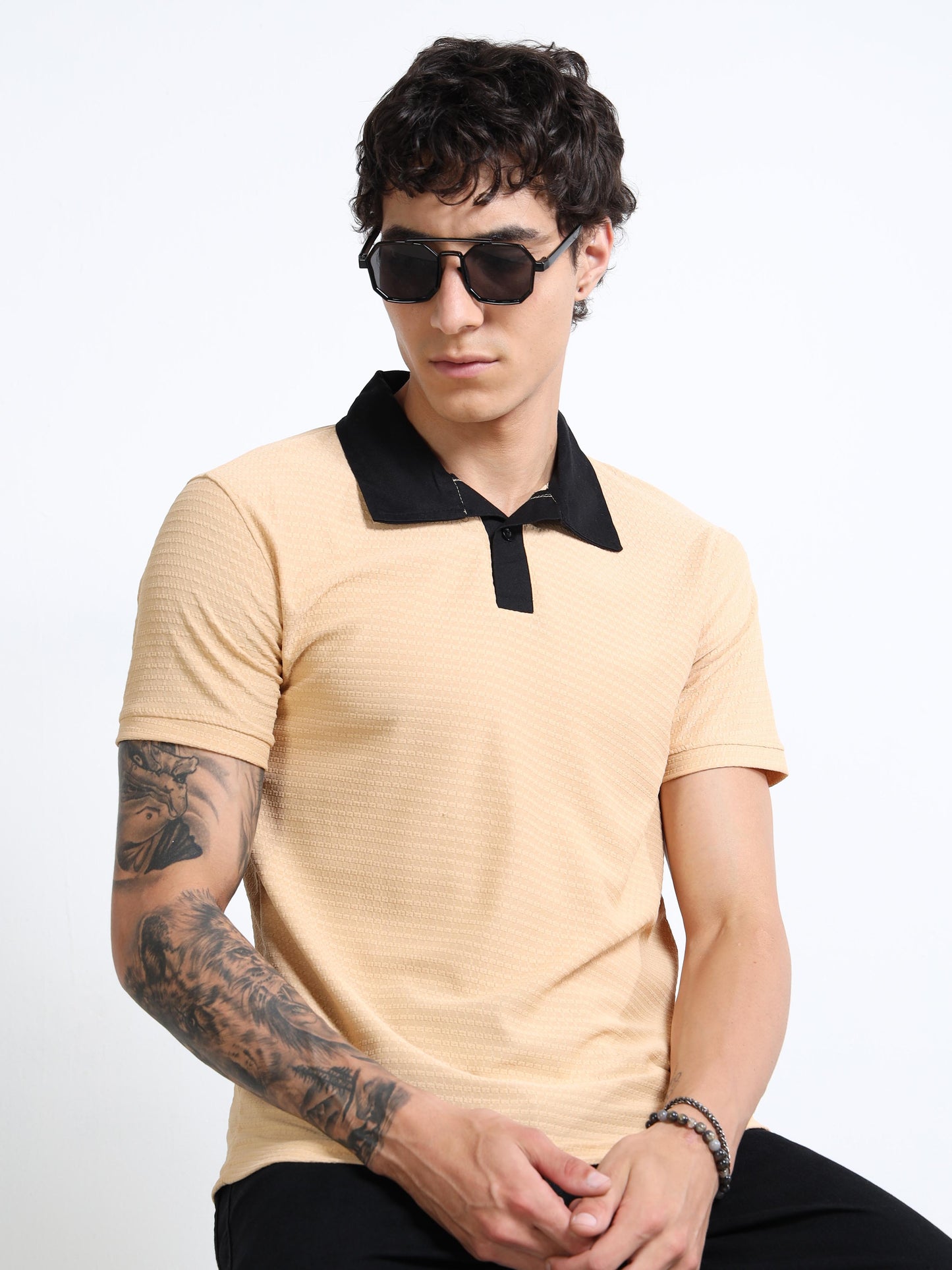 Men’s Contrast-Collar Textured Polo – Sand/Black