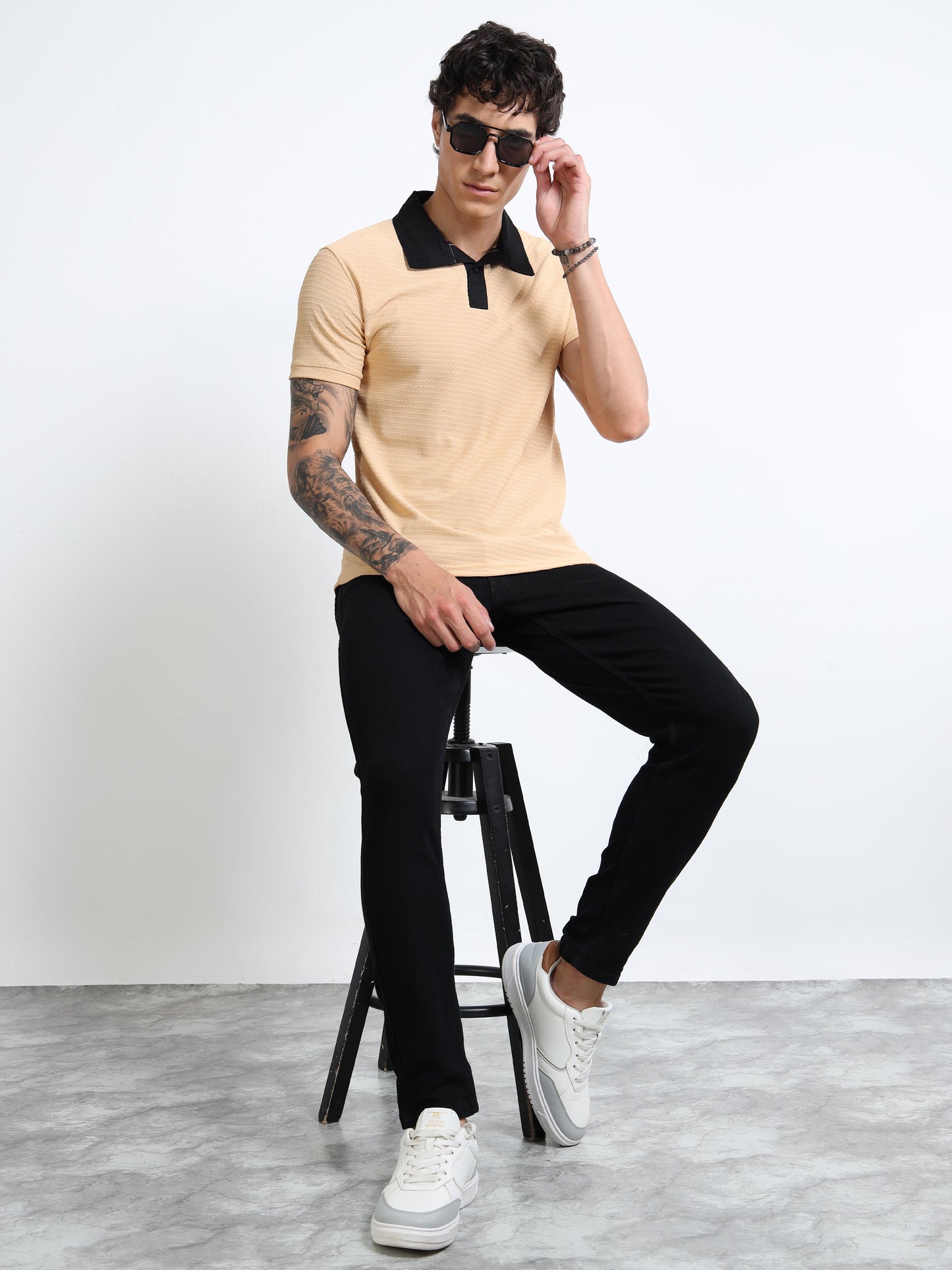 Men’s Contrast-Collar Textured Polo – Sand/Black
